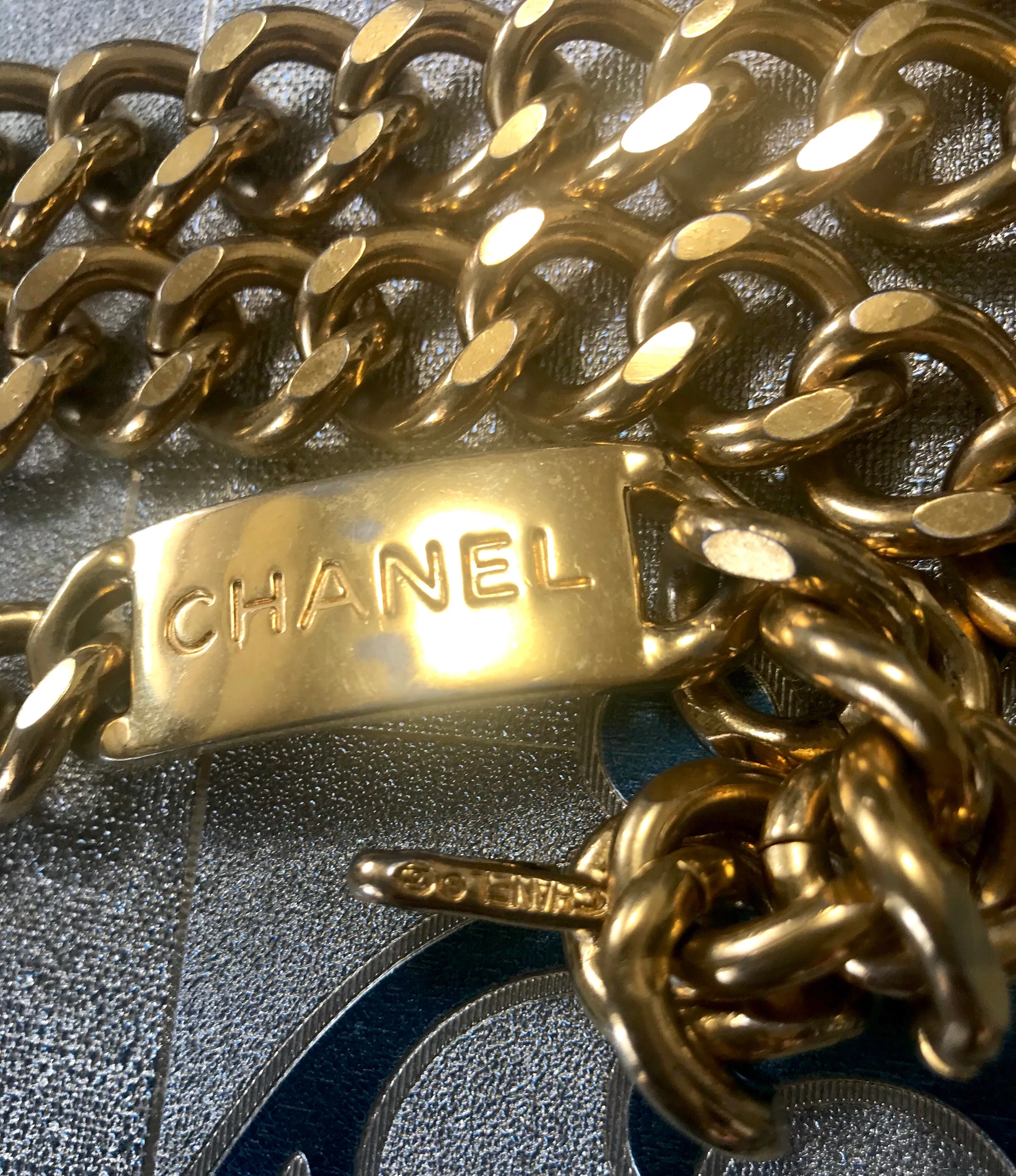 1980s-1990s. Vintage CHANEL golden thick chain belt with a golden CC charm and logo plate. 83cm at max