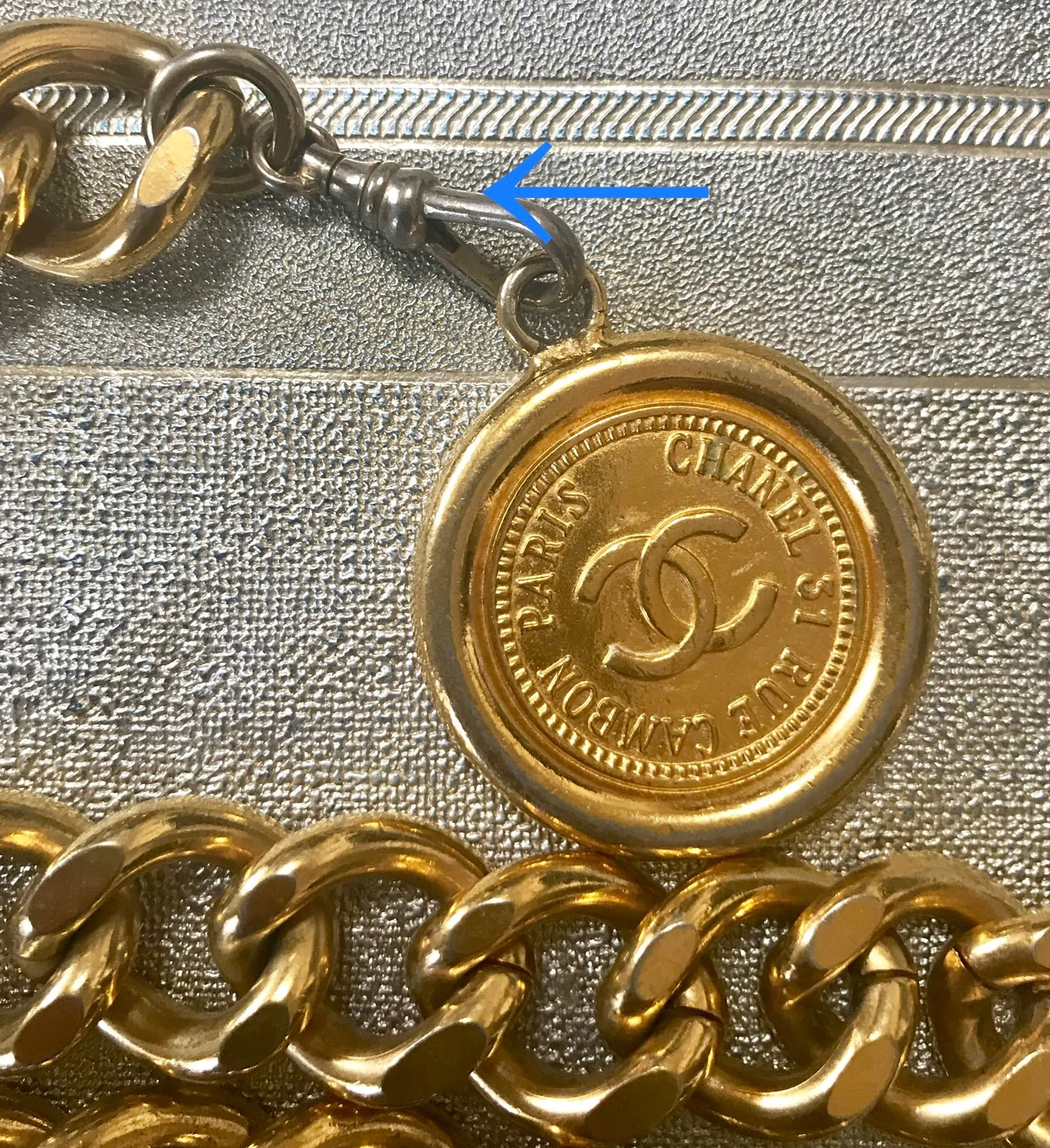 1980s-1990s. Vintage CHANEL golden thick chain belt with a golden CC charm and logo plate. 83cm at max