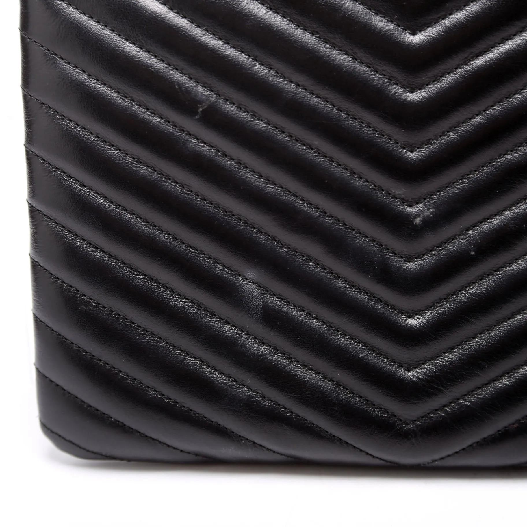 379039 A5 Matelasse Pouch Black