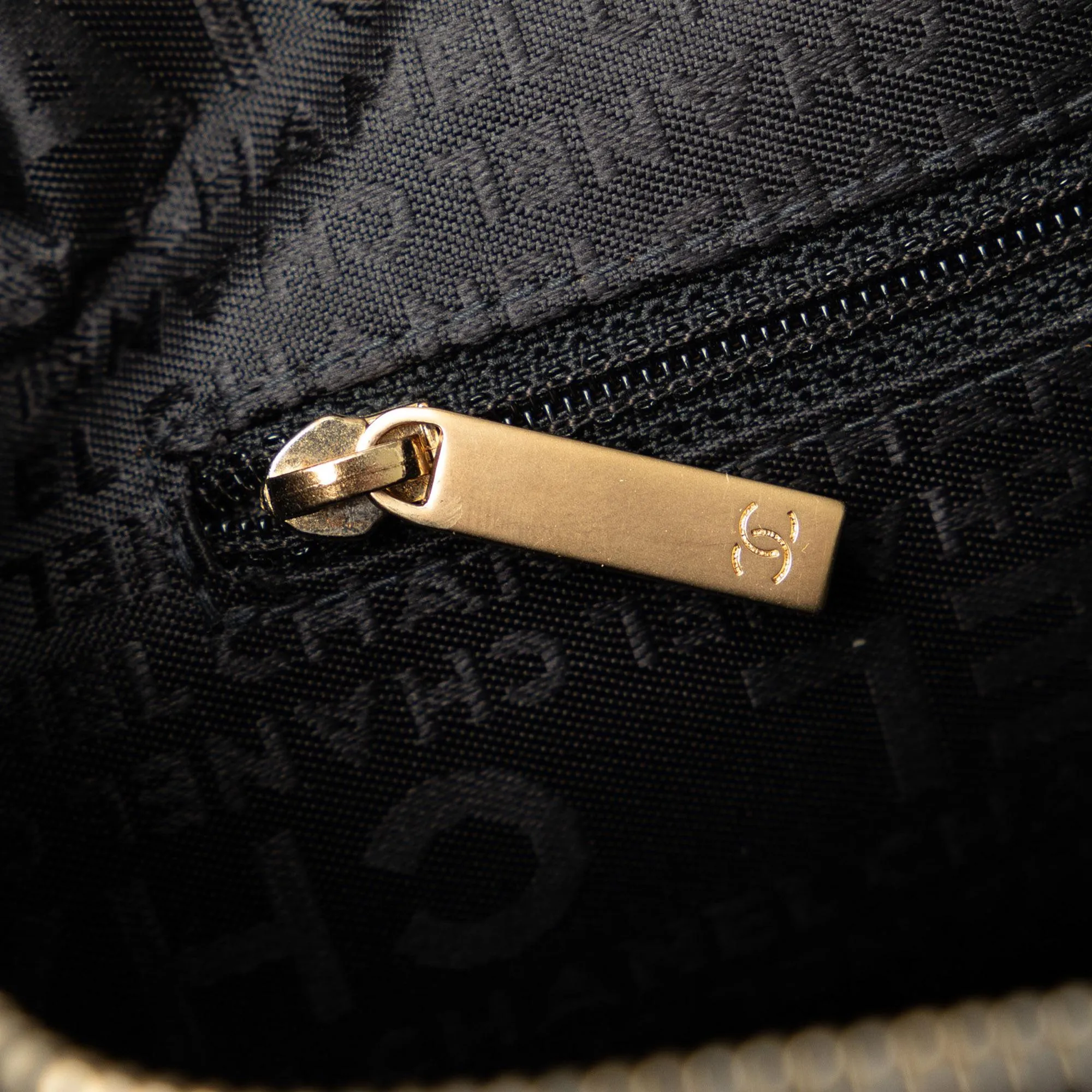 Chanel CC Choco Bar Shoulder Bag (SHG-yNIdcr)