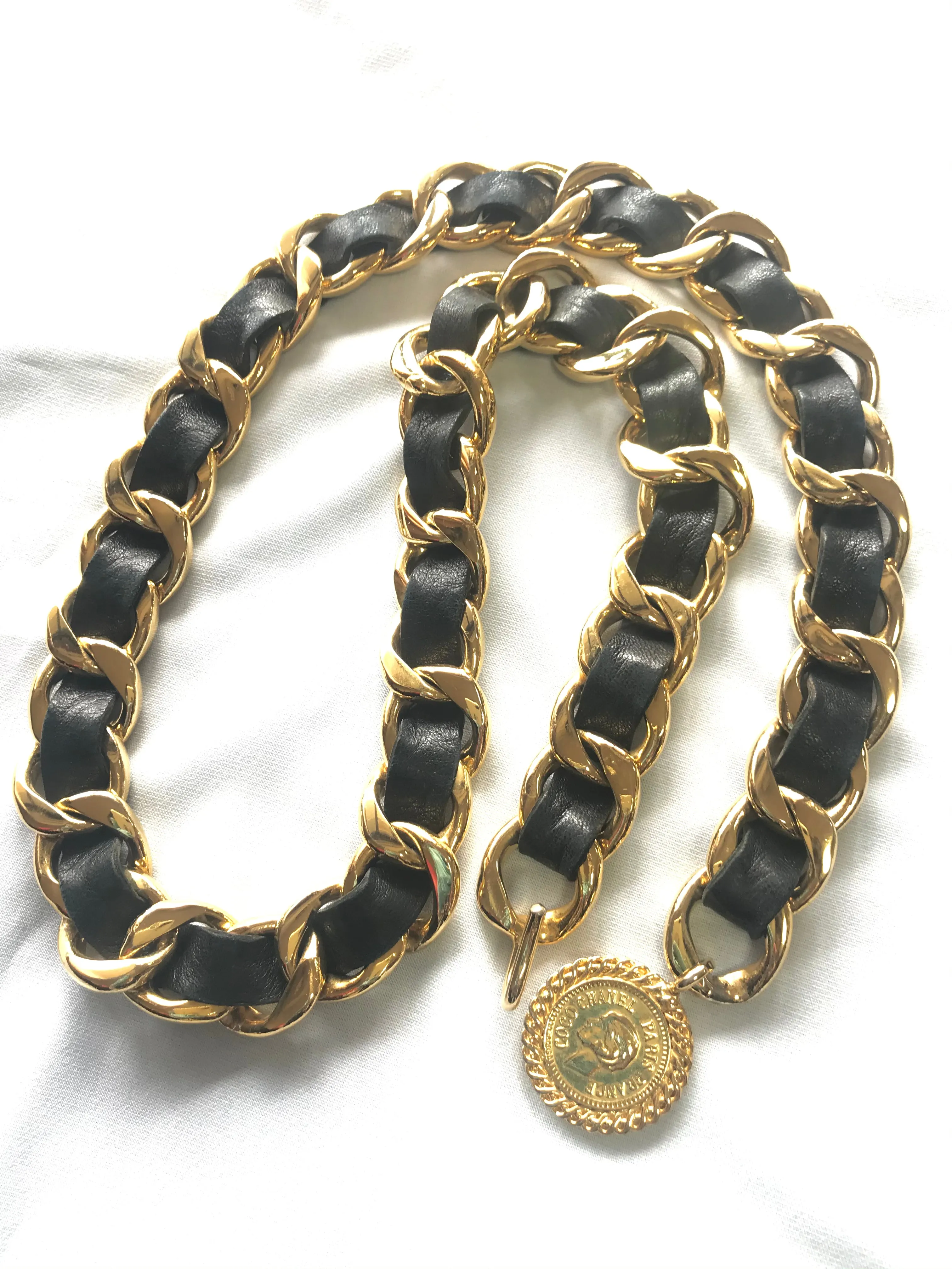 Vintage CHANEL black leather thick chain belt with golden mademoiselle and CC charm. Nice and heavy single layer belt.