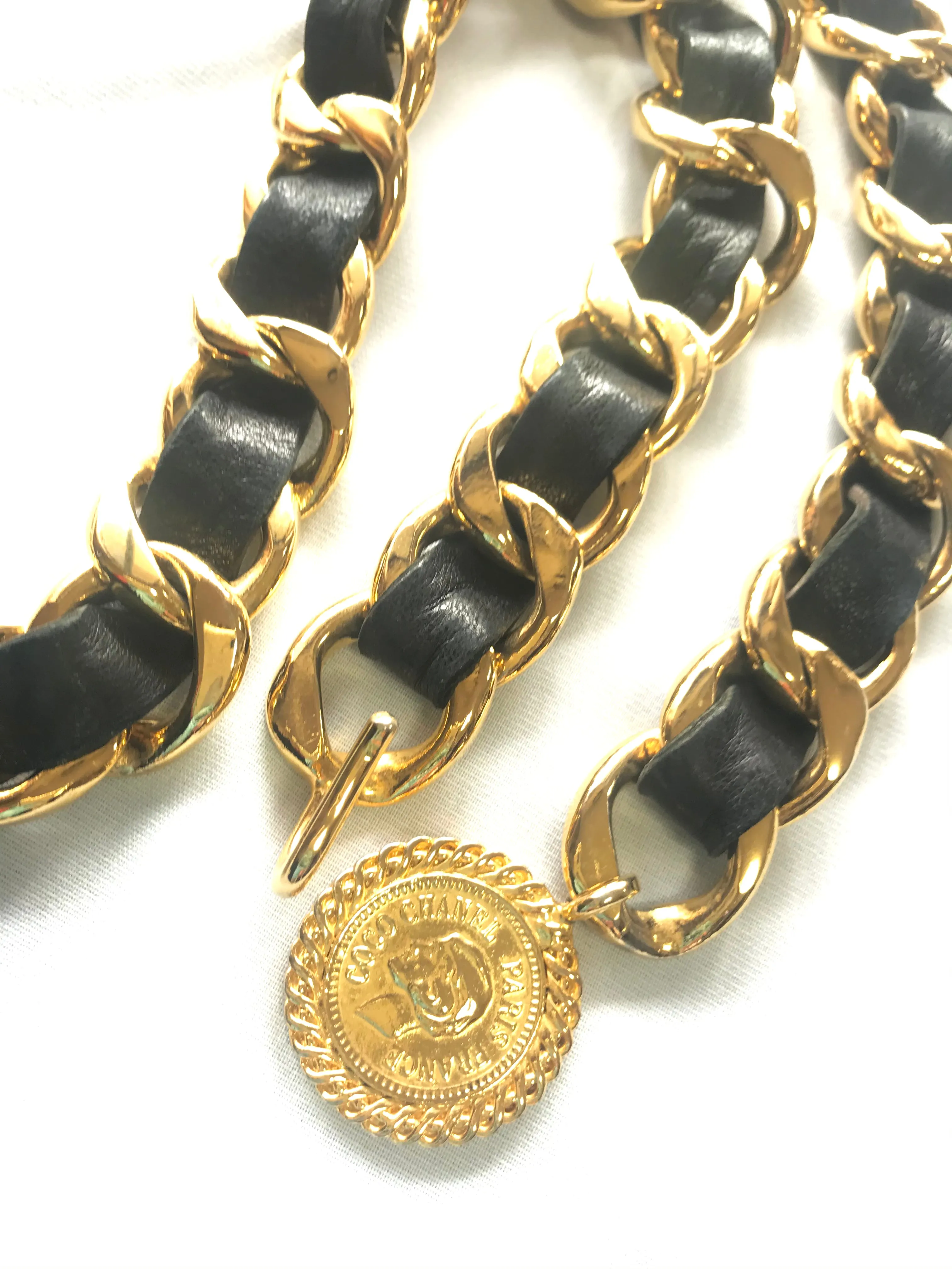Vintage CHANEL black leather thick chain belt with golden mademoiselle and CC charm. Nice and heavy single layer belt.