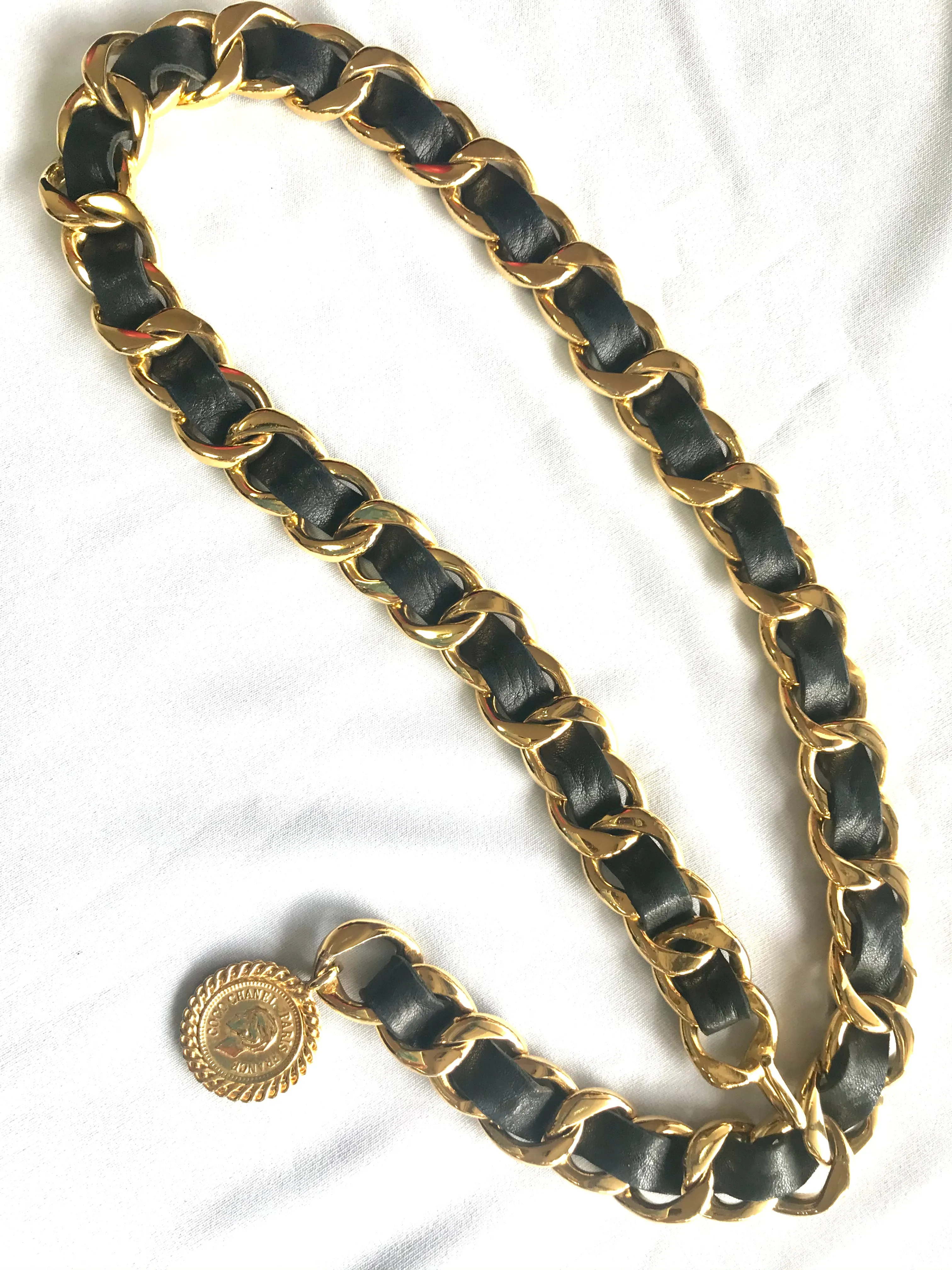Vintage CHANEL black leather thick chain belt with golden mademoiselle and CC charm. Nice and heavy single layer belt.